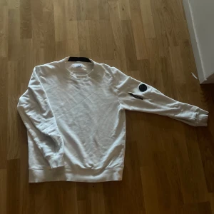 Cp company sweatshirt  - Säljer en cp company sweatshirt som börjar bli för liten. Storlek L men passar M perfekt. Tar imot byten.