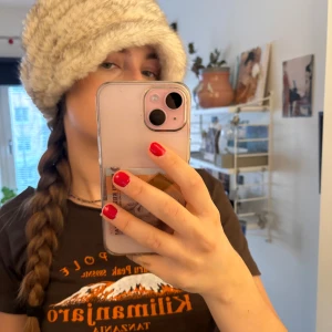 Vit/offwhite pälsmössa - Vit/offwhite pälsmössa med skärm. Coolt statementplagg och väldigt mjuk och skön!