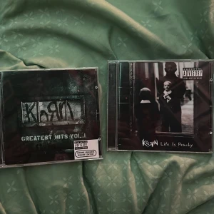 korn cd skivor - korn cds med albumen ”life is peachy” och ”greatest hits vol.1”. båda skivorna är i nyskick och inte spelade av mig. båda för 120kr eller en för 70kr !!