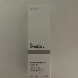 The Ordinary Niacinamide 10% + Zinc 1% - Säljer en flaska med The Ordinary Niacinamide 10% + Zinc 1%. Denna högkoncentrerade formula är perfekt för att minska orenheter och förbättra hudens struktur. Perfekt för daglig användning efter rengöring. Fria från parfym och passar alla hudtyper.