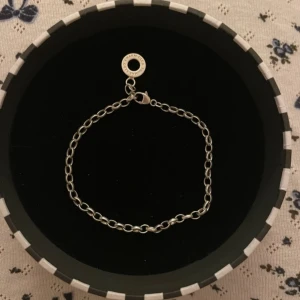 Silverarmband från Thomas Sabo - Kedjan är 19 cm. Elegant silverarmband från Thomas Sabo Charm Club. Armbandet har en klassisk kedjedesign och kommer i en stilren rund förpackning. Perfekt för att bära ensamt eller med charms för en personlig touch. 