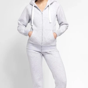 Ljusgrå hoodie med dragkedja - Säljer en helt ny oanvänd  ljusgrå hoodie från Russemerch. Den har en dragkedja framtill och justerbar huva med snören.