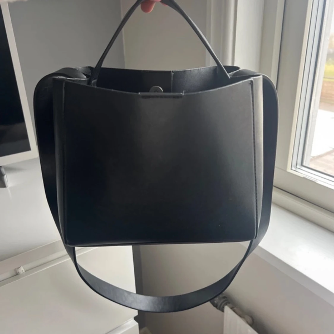 Svart axelväska i skinn - 1