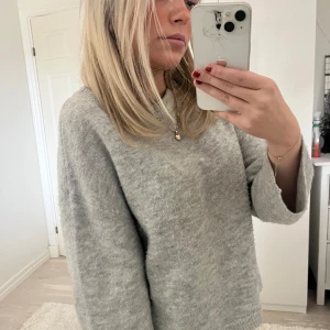 Grå stickad tröja - Säljer en mysig grå stickad tröja. Skriv om frågor🩷