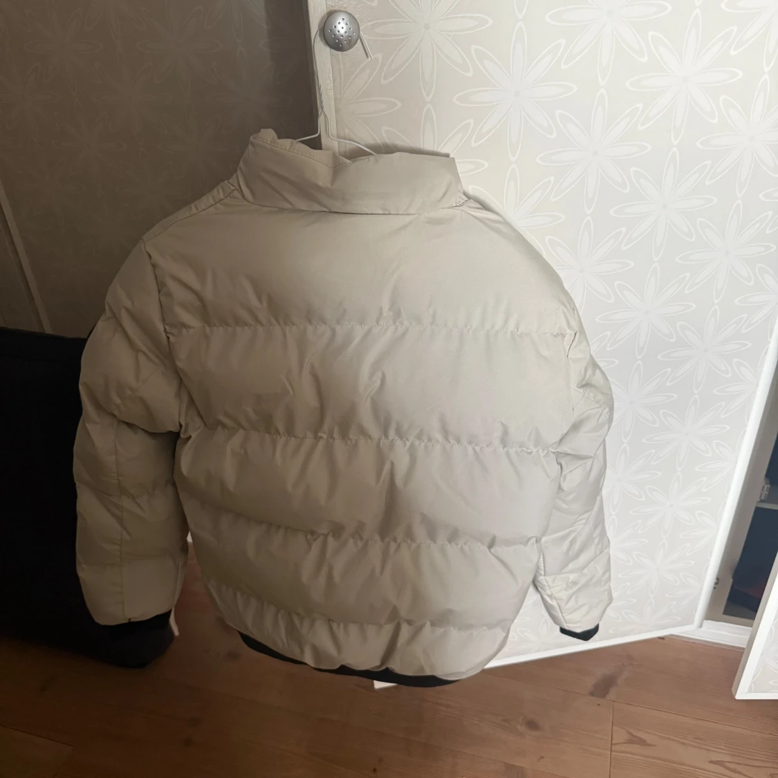 Grå pufferjacka med svart emblem - 2