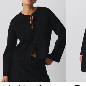 Svart kofta med snörning - Snygg svart kofta med unik snörning framtill. Perfekt för en stilren look, med långa ärmar och en elegant design. Passar bra till både vardag och festliga tillfällen.