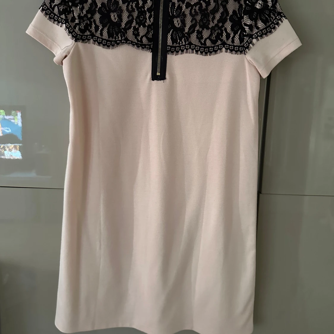 Kort klänning med spets  - 1