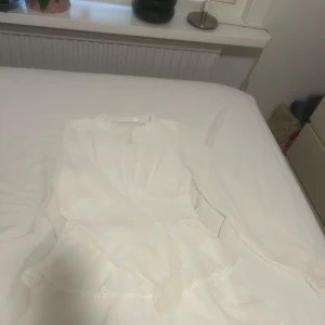 Fin vit sommarklänning💕 - Säljer nu en sup fin klänning som passar perfekt till sommaren! Den är i storlek 158/164 men passar många olika storlekar❤️Skriv för fler bilder eller vid funderingar❤️Tvättas innan jag skickar den såklart!