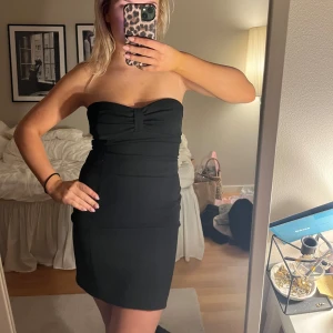 Bandeau klänning Zara - Supersnygg off shoulder/bandeau festklänning från Zara i toppen skick🥰
