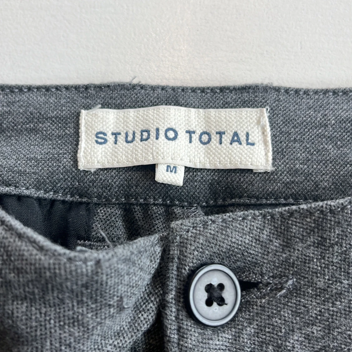 Grå kostymbyxor från Studio Total - 1