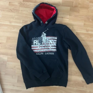 Svart hoodie från Ralph Lauren - En riktigt fet unik raffe hoodie, den säljs inte längre och är väldigt ovanlig. Den har texten ”Ralph lauren” på luvan, Pris kan diskuteras vid snabb affär. Hör av er vid minsta lilla frågor o funderingar😃