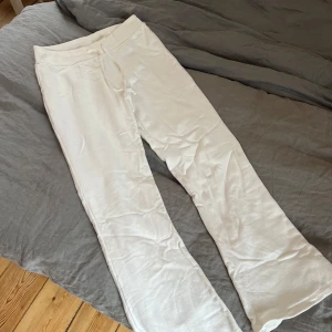 Vita mjukisbyxor - Jättesköna byxor utan fickor. Knappt använda, köpa på Brandy Melville!