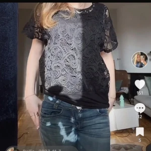 Svart spetsblus - Snygg svart blus med spetsdetaljer och korta ärmar. Perfekt för en stilren look med en touch av elegans. Passar bra till både jeans och kjol.