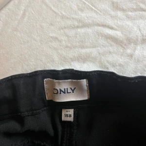 Svarta byxor från ONLY - Snygga svarta byxor från ONLY i storlek 158. Dom är lågmidjade och bootcut