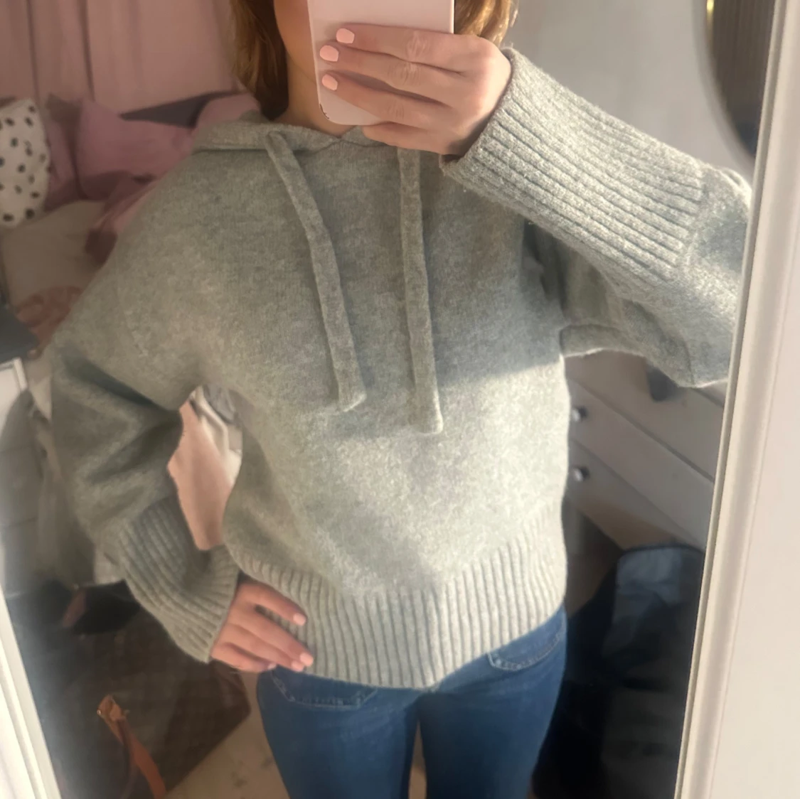 Grå stickad hoodie