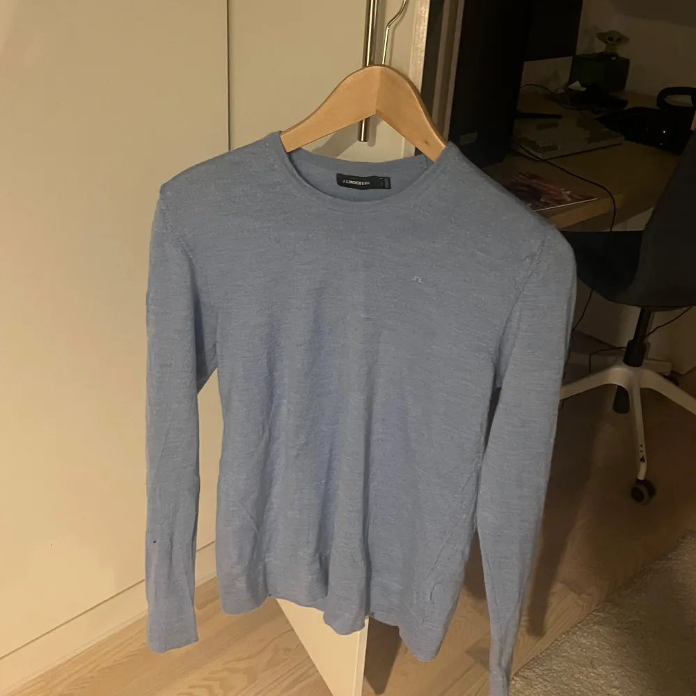 Säljer en stilren ljusblå merinoulls tröja från J lindeberg . Tröjan har en klassisk design med rund hals och långa ärmar. Perfekt för en avslappnad men ändå snygg look. Nypris är runt 1500kr mitt ligger på 150kr. Okej skick🤩 Tveka inte att skriva vid funderingar. Den är M men passar mer som S.. Neuletakit & Villapaidat.