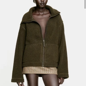 Pile jacka h&m - Säljer denna mörkgröna pilejacka från H&M, inte 100 på att jag vill sälja varav priset, den är slutsåld och mycket fint skick. tvek inte att höra av dig vid frågor 💕storlek L men passar M, ksk S också. jag har S/M sitter lite större, jag är ca 173