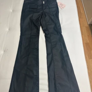 Svarta skinnbyxor  - skinnbyxor ifrån Nelly 🩷Prislappen är inte kvar som på bilderna. Passar också S