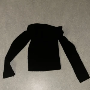 Svart offshoulder tröja - Snygg svart offshoulder tröja från Divided. Perfekt för en stilren look med långa ärmar och en bekväm passform. Passar bra till både jeans och kjol. Hör av angående frågor! Väldig stretchig