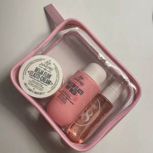 Hudvårdspaket från Sol de Janeiro - Bath and body set from Sol de Janeiro. Includes body cream Beija Flor Elasti-Cream, body spray Cheirosa 68, and body wash Beija Flor Elasti Body Wash. Perfect for moustrizing and having a long lasting scent under perfumes. Bought for SEK 469. Used a few times so discount can be offered 🎀