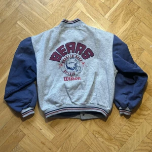 Vintage NFL Wilson varsity jacket small - Jackan är i bra vintage skick! Har nån fläck men inget som påverkar helheten. Längd: 60cm  Bredd: 57cm 