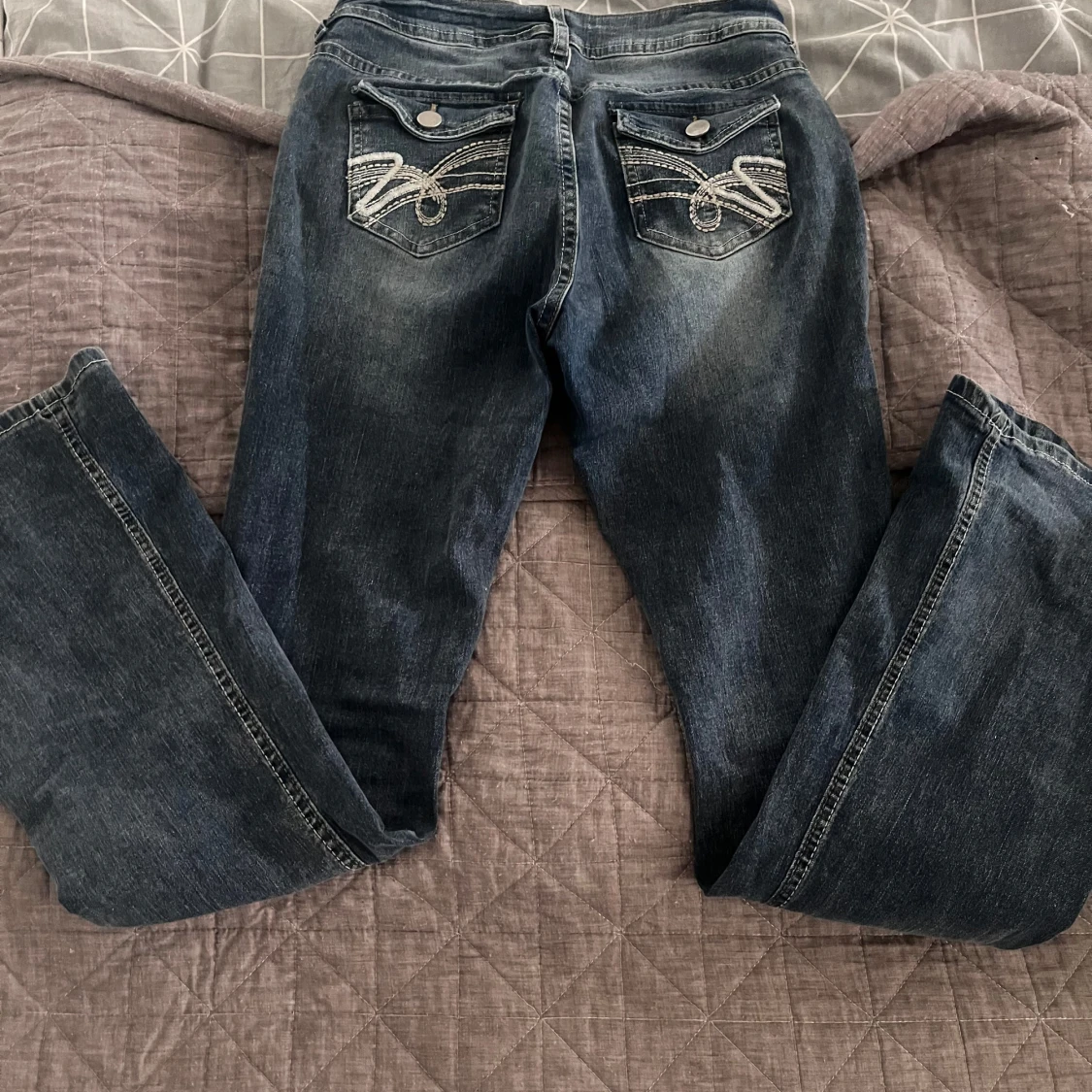 Blå jeans med broderade bakfickor - 1