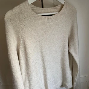Stickad tröja - Super fin stickad tröja som inte kommer till användning, den har används få gånger men inga defekter. Skulle det finnas nopp, tas det bort innan frakt! 🤗