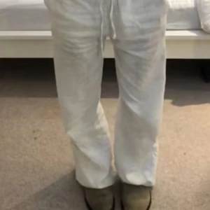 Jättesöta linnebyxor från Gina Tricot - Tunna och Luftiga vita byxor från Gina Young.  Perfekta för en härlig varm dag. Storlek 146/152 men passar mig som är 164🫶🏼 pris kan diskuteras!🙌