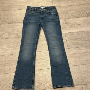 Blå jeans från Gina Tricot - Snygga blå jeans från Gina Tricot i storlek 152. De har en klassisk femficksdesign och en bootcut-stil. Säljer dessa för dom passar ej längre. Mycket använda men i bra skick. 😊