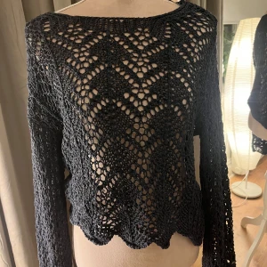 Marinblå stickad tröja från Zara - Säljer en Marinblå stickad tröja från Zara med ett snyggt hålmönster. Tröjan har långa ärmar som ger en trendig look. Perfekt för lager-på-lager-stil linne! 