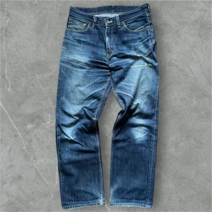Vintage jeans Levis - Sjukt snygga och unika jeans från Levis. Enstaka deffekter som endast gör jeansen snyggare. Säljer för de är för korta (har häng på bilderna). Skriv för fler bilder eller frågor.