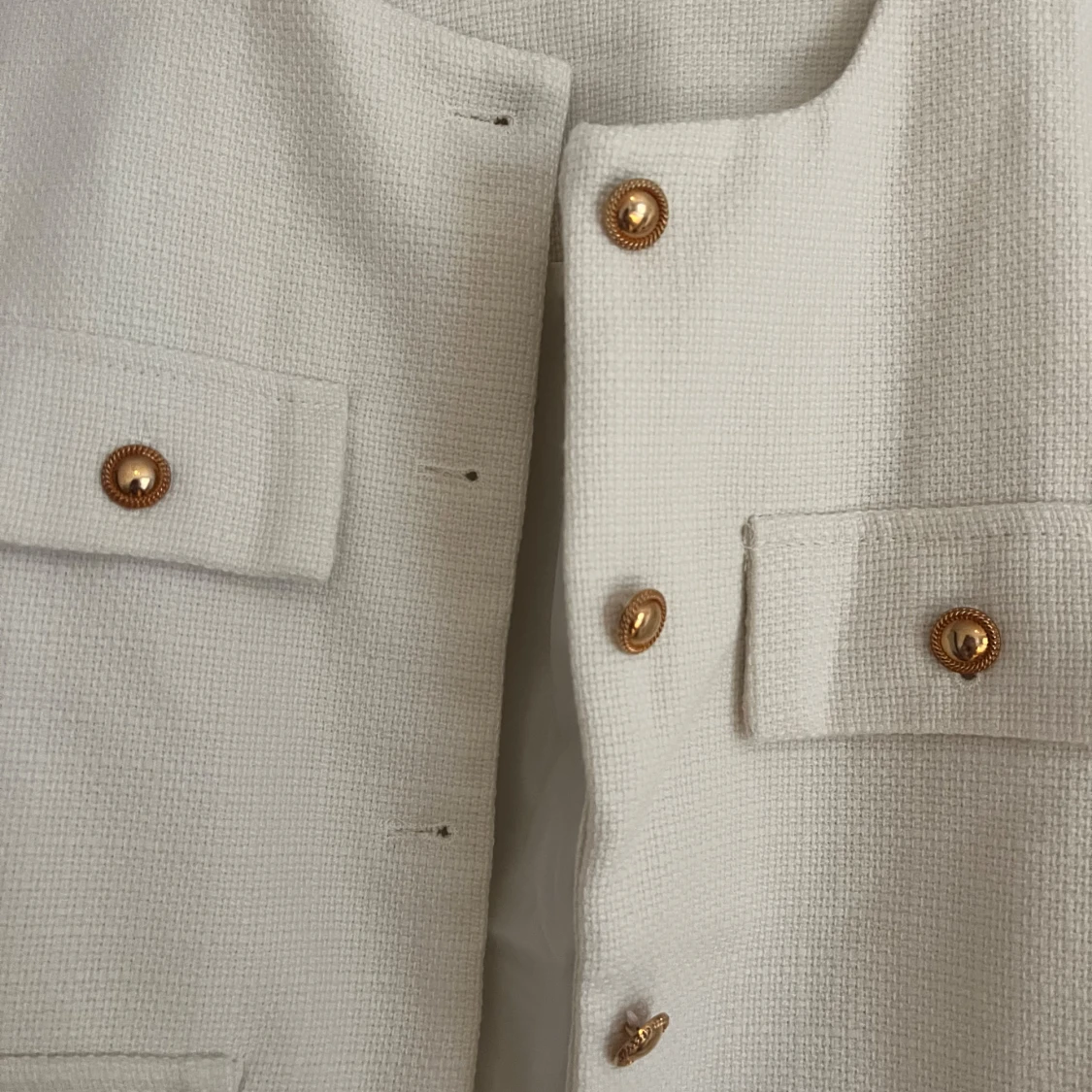 Vit kappa med guld knappar - 1