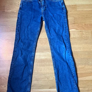Blå jeans med låg midja - Lågmidjade blåa jeans från bikbok. Använda några gånger men inget som märks på dem. Ganska straight fit🫶