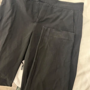 Kostymbyxor  - Dom blir raka ner till, gått upp på ena benet men går lätt å laga. Använda två ggr