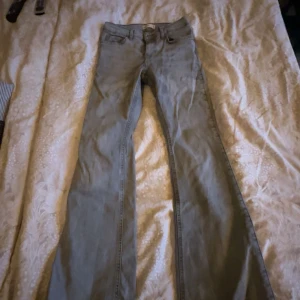 grå bootcut jeans från Gina tricot - storlek 34!! Sitter skönt och passar till allt. Skriv prisförslag eller om ni har frågor☺️☺️