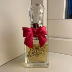 Parfym - Viva La Juicy av Juicy Couture. En fräsch och blommig doft. Den innehåller vilda bär, mandarin, kaprifol, gardenia, jasmin, bärnsten, karamell, vanilj, sandelträ och praliner. Återstående mängd (Se bild 2).