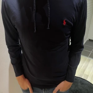 Ralph lauren hoodie - Trendig Ralph Lauren hoodie i go skick! Använt en del men har frf mycket kvar att ge! Vid minsta fundering kontakta oss ✔️