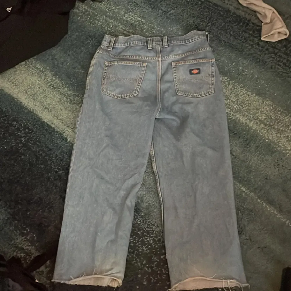 Säljer ett par klassiska blå jeansbyxor från Dickies. De har en rak passform och är midwaist. Byxorna har fem fickor och en knappgylf. Perfekta för en avslappnad stil. Pris kan diskuteras. Farkut & Housut.