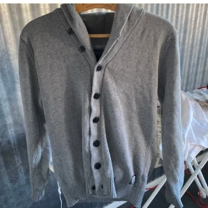 Jack and Jones premium Cardigan - En fet cardigan från Jack and Jones premium som inte kommer till användning längre men är i riktigt bra skick! | Storlek L | Skriv vid minsta fundering🤩