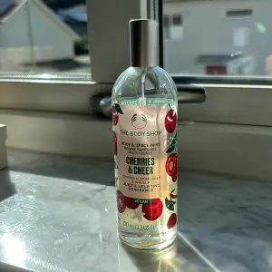 Body & Space Mist i doften Cherries & Cheer från The Body Shop 🍒100ml men den har använts lite, ca 25ml som saknas. Den har en härlig doft av körsbär, det är förra årets vinter limited edition doft. Korken har blivit lite sne som  syns på sista bild.