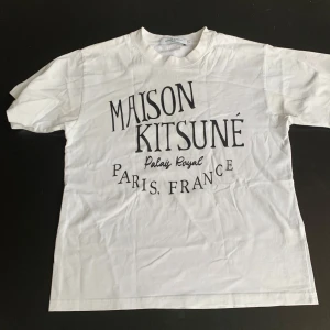 MAISON KITSUNÉ T-SHIRT⚫️⚪️ - NYPRIS:1100kr VÅRT PRIS:449kr! Säljer en t-shirt i nyskick, 10/10. Perfekt för någon som vill ha en stilren t-shirt inför hösten. Kontakta vid eventuella frågor. Pris kan diskuteras vid snabb affär💪!