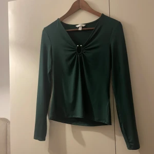 Fin festlig top - En fin mörkgrön top i storlek M från H&M. Använd fåtal gånger i fint skick. 
