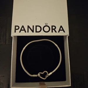 Pandora charm armband - Säljer en av de nyaste modellerna av pandora charm armband. Fick den i present men den är för stor. Armbander är 925 silver.