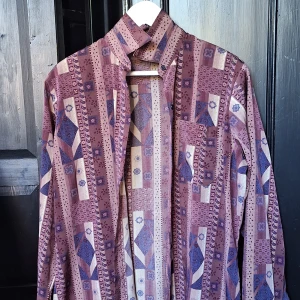 Retro skjorta - Vintage skjorta med shoulder pads. Sitter som M-L.