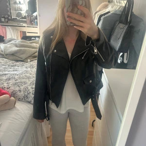 Skinnjacka Zara - Säljer denna skinnjacka från zara i storlek M. Den är i väldigt bra skick 