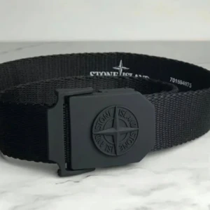 Svart bälte från Stone Island - Säljer ett snyggt svart bälte från Stone Island. Det har en cool design med en präglad logga på spännet. Perfekt för att ge din outfit en stilren touch. Passar både till vardags och fest