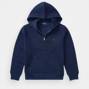 Polo Ralph Lauren Zip Hoodie - Zip Ralph lauren, trendig, snygg, billigt pris. Köptes för 1500kr på NK.  Använd fåtal ggr. Skick 9,5/10  Dma för frågor 