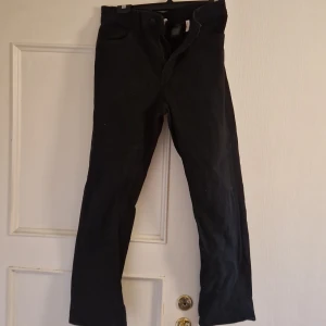 HM jeans - Svarta HM jeans som är inte är använda på ett tag. Som är straight