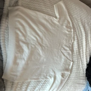 Stickat  - Säljer ett jätte fint kortärmad tröja som är i storlek L men passar i storlek M också. Den har en V-ringad hals och ganska skön material.