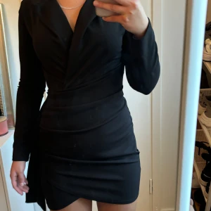 Svart klänning  - Svart fest klänning från boohoo, endast använd på ett event.